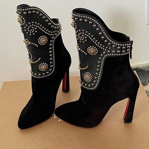 CHRISTIAN LOUBOUTIN
Alix Bootic Suede Boots 100